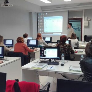 Clases presenciales de Excel. Alumnos y el profesor Eduardo de la Iglesia
