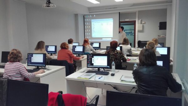 Clases presenciales de Excel. Alumnos y el profesor Eduardo de la Iglesia